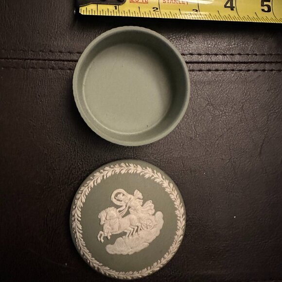 Antique Wedgwood Green Round Jewelry Box Fluted Aurora Goddess of Dawn, Rare - Picture 1 of 6